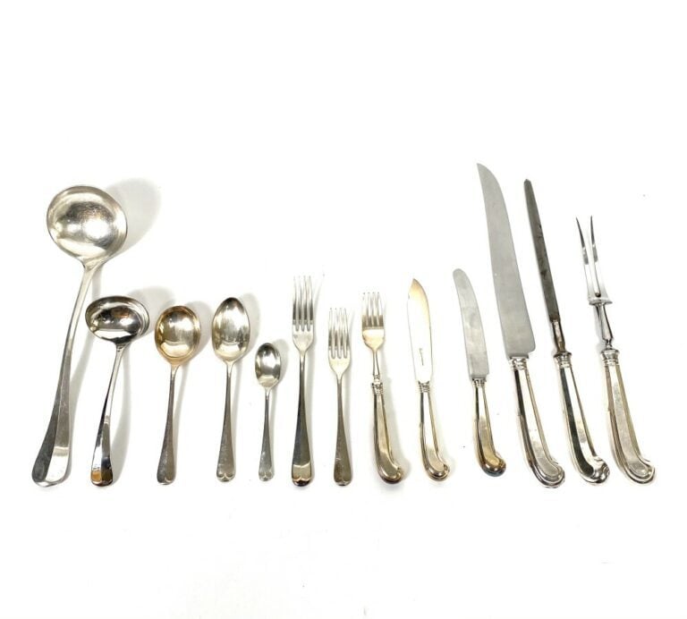 GARRARD & co, Londres. Regent plate. Ménagère en métal argenté uni à queue de r…