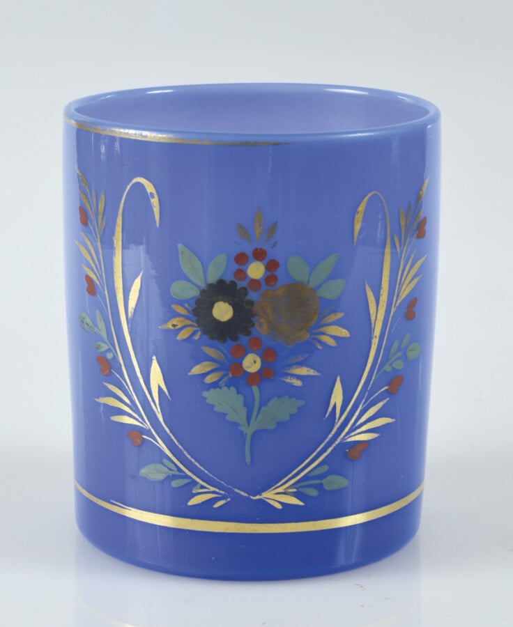 Gobelet droit en opaline de cristal lavande à décor Desvignes de bouquet de myo…