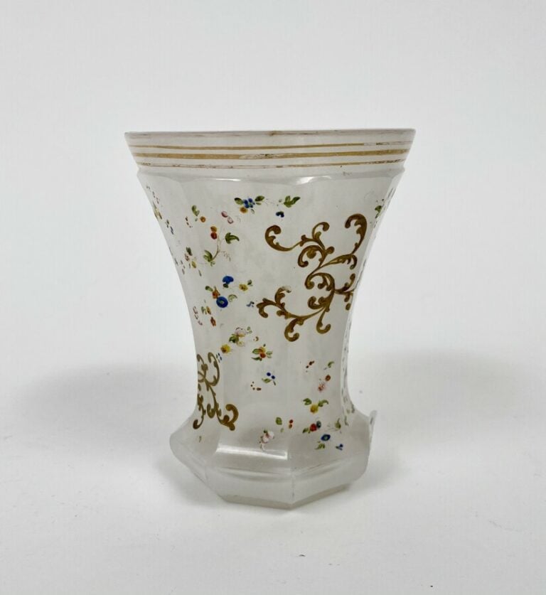 Gobelet en opaline Opaline, émaux polychromes et dorés Europe, XIXe siècle Haut…