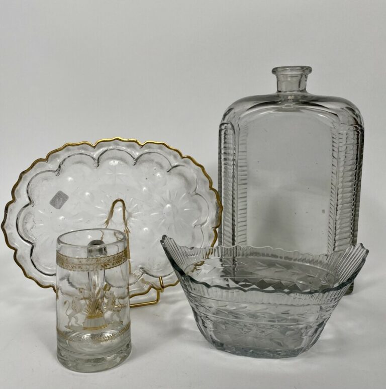 Grand flacon XIXème siècle en verre à pans coupés striés et motif ponctué (Haut…