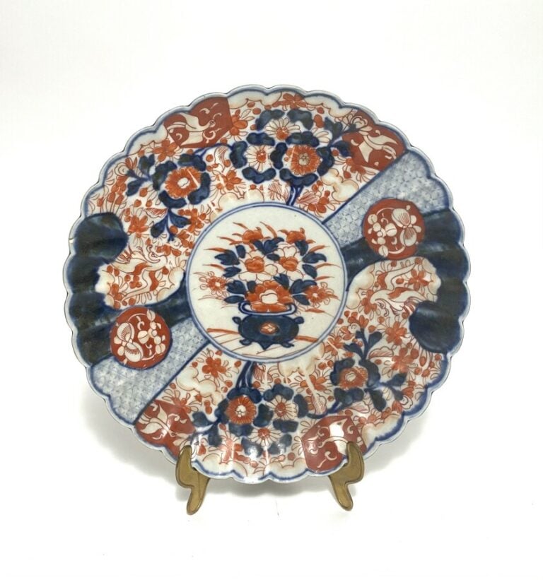 Grand plat en faïence à décor rayonnant en camaïeu bleu. Monogramme au dos PB -…