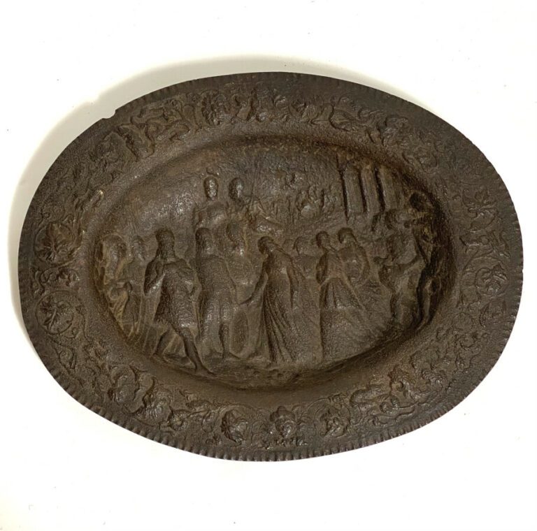 Grand plat ovale en métal à décor repoussé d'une scène antique. - 55 x 40 cm…