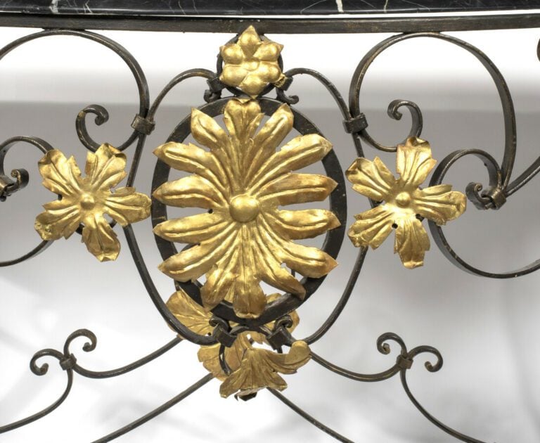 Grande console en fer forgé laqué noir et or à enroulements et feuilles d'acant…