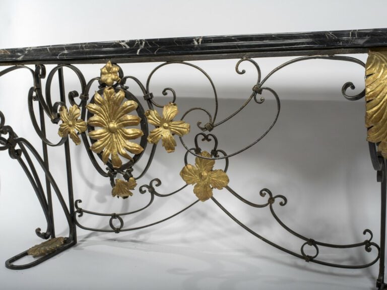 Grande console en fer forgé laqué noir et or à enroulements et feuilles d'acant…