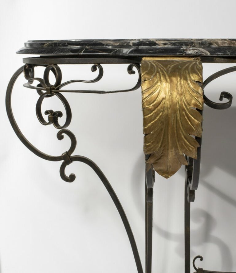 Grande console en fer forgé laqué noir et or à enroulements et feuilles d'acant…