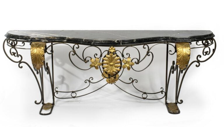 Grande console en fer forgé laqué noir et or à enroulements et feuilles d'acant…