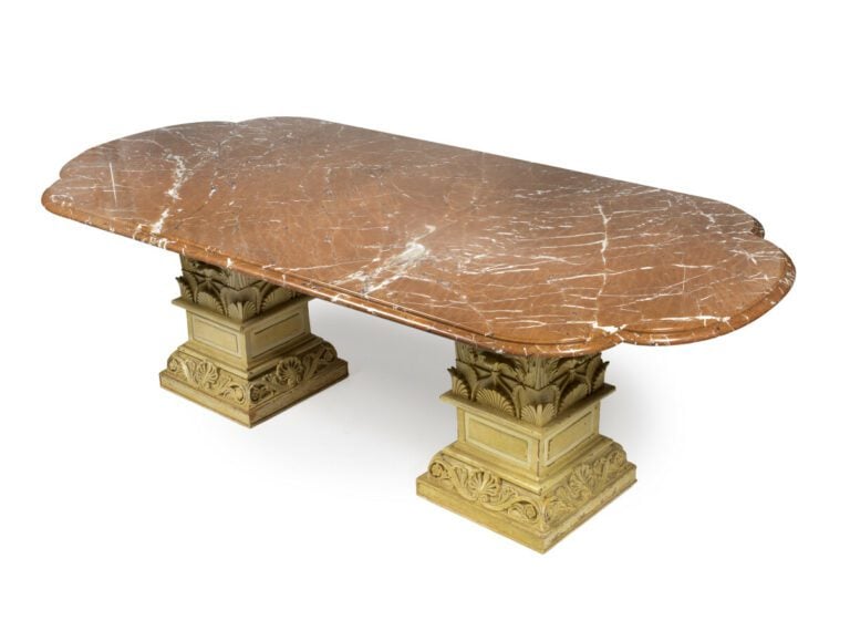 Grande table de salle à manger , le plateau de marbre rouge de forme chantourné…