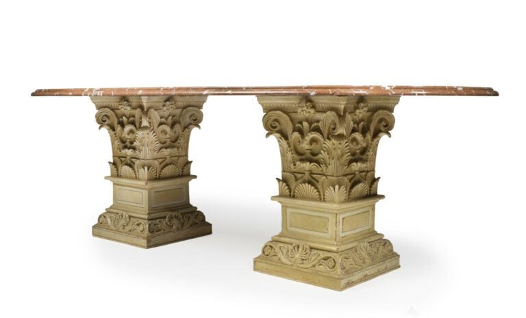 Grande table de salle à manger , le plateau de marbre rouge de forme chantourné…