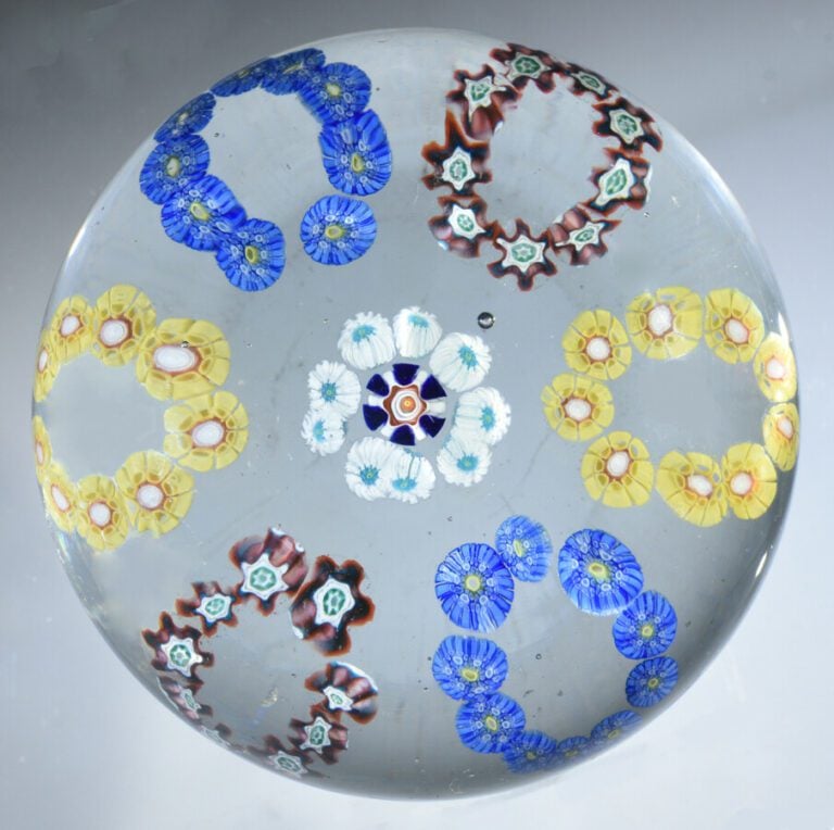 Grenelle.Presse-papiers à motif de rosace formée de six cercles dont deux compo…