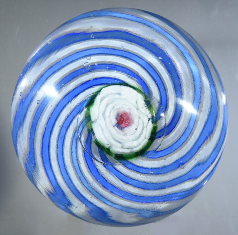 Grenelle.Presse-papiers à motif de tourbillon de rubans spiralés alternés bleu…