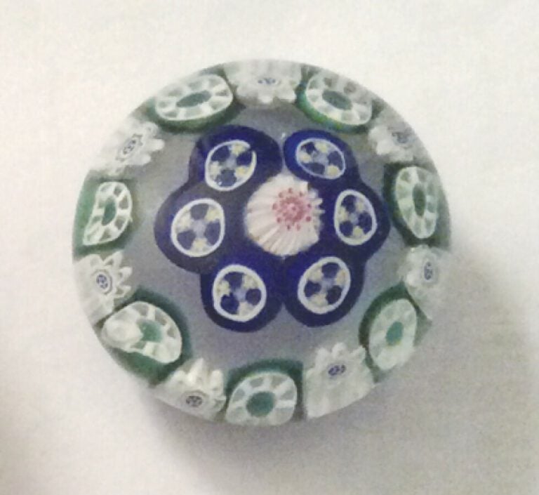 Grenelle.Presse-papiers miniature à motif de deux cercles concentriques, l'un c…