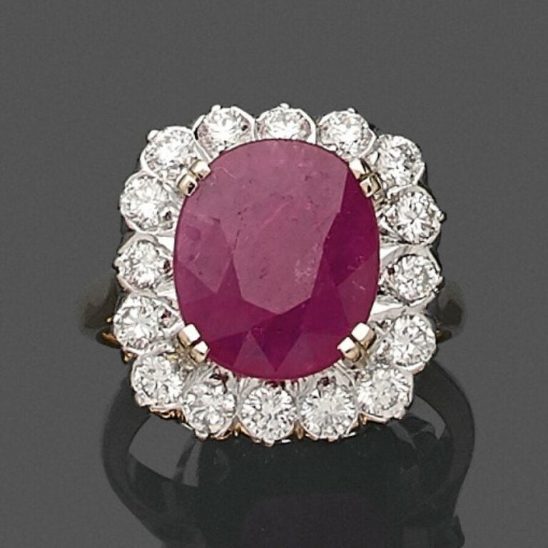 Importante BAGUE « marguerite » en or jaune et or gris (750) serti d'un rubis d…