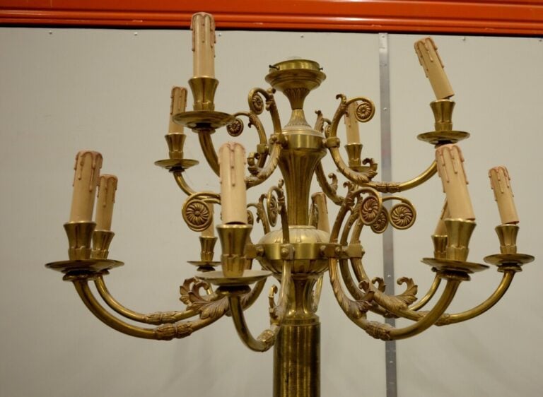 Importante paire de candélabres en bronze doré à 12 lumières sur deux rangs ; l…