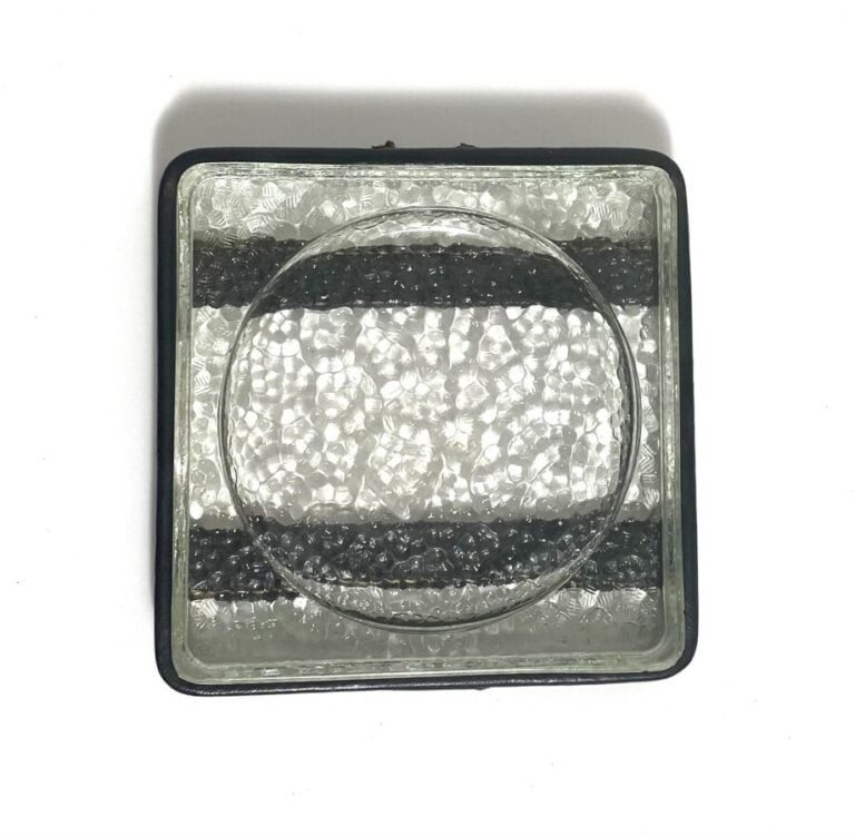 Jacques ADNET (attribué à) - Cendrier en verre moulé avec motifs en relief dans…