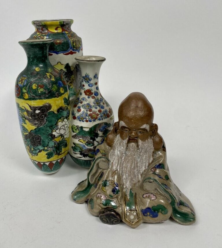 Japon. Vase triple en porcelaine de Kutani à décor émaillé de paysages animés,…