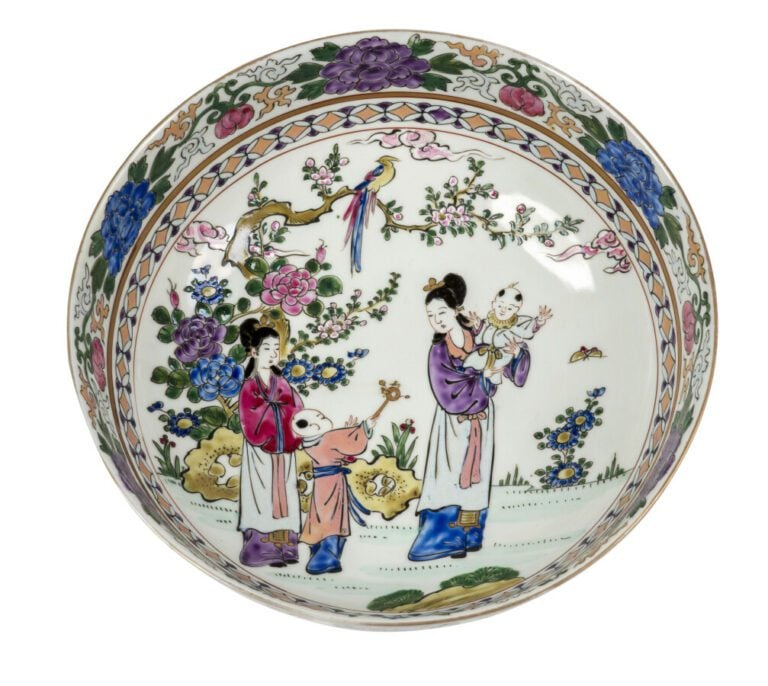 JAPON - XXe siècle - - Bol en porcelaine à décor en émaux polychromes de jeunes…