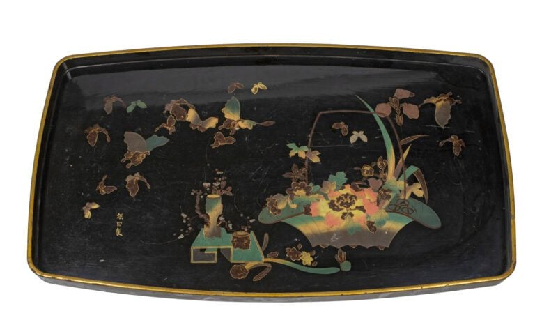 JAPON - XXe siècle - - Trois plateaux en laque noire: - - rectangulaire à décor…