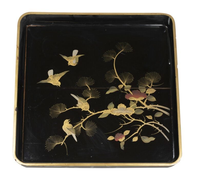 JAPON - XXe siècle - - Trois plateaux en laque noire: - - rectangulaire à décor…