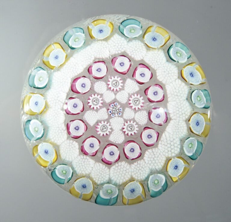 John Deacons. Presse-papiers « Hearts on Lace », signé et daté JHD 2013, à moti…