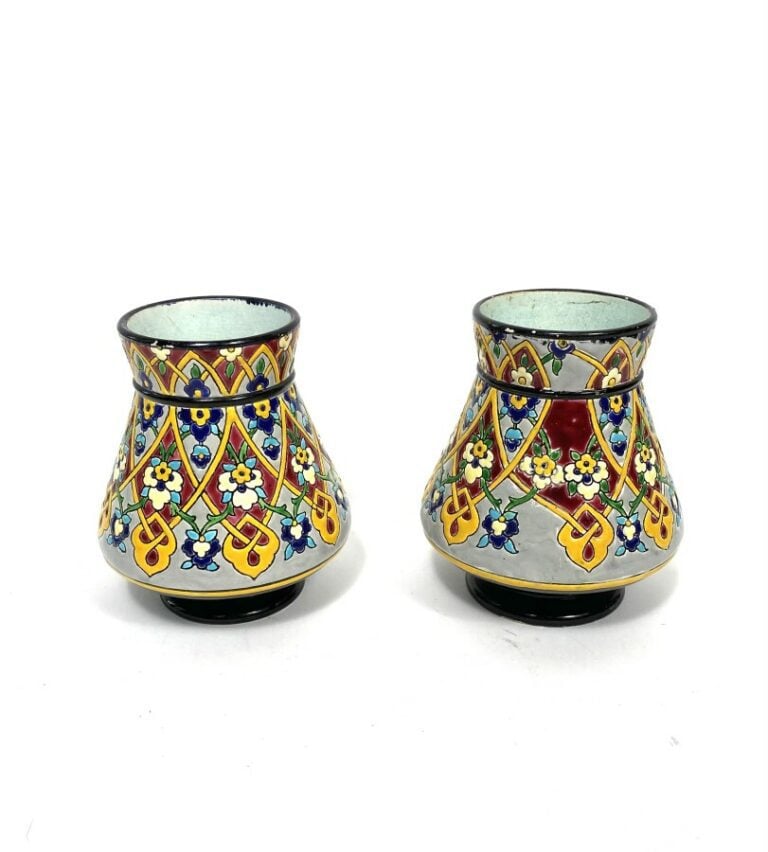 Jules VIEILLARD. Paire de petits vases en faïence émaillée polychrome à décor d…