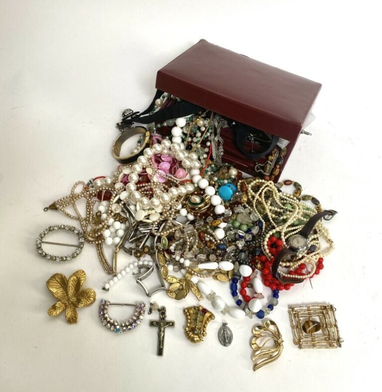 KIRBY BEARD. Coffret à bijoux garni de cuir bordeaux et un fort lot de bijoux f…
