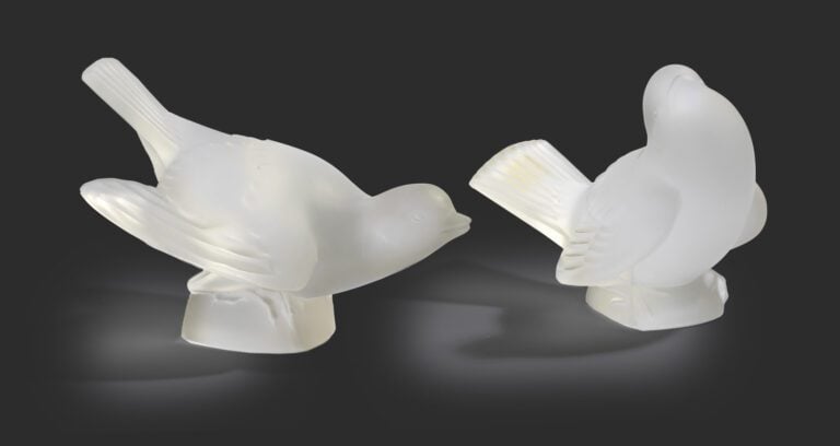 LALIQUE FRANCE. 2 moineaux en cristal. Hauteur : environ 9 cm chaque.