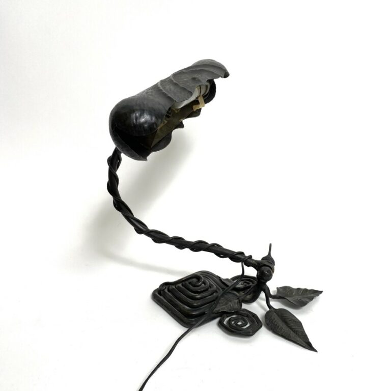 Lampe de table de style art nouveau en fer forgé patiné noir à motifs végétaux.…