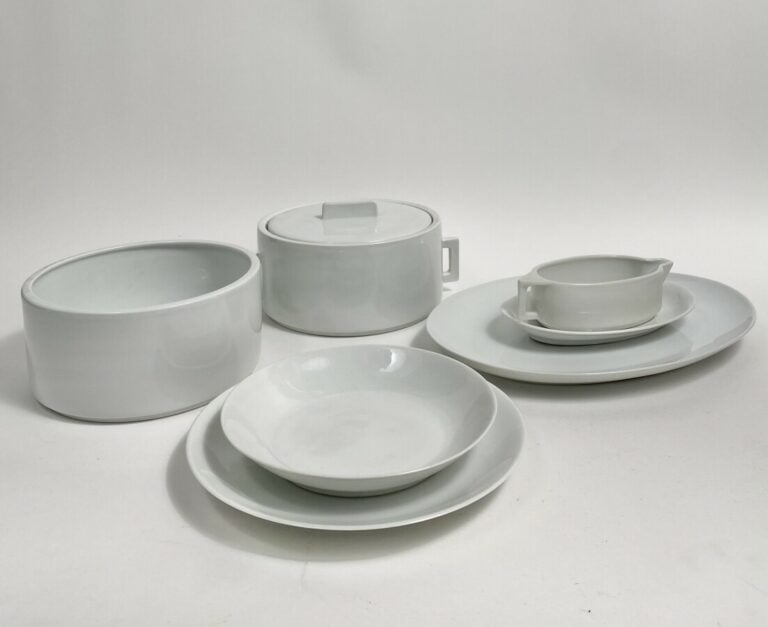 LIMOGES. partie de service de table en porcelaine - blanche comprenant 18 assie…