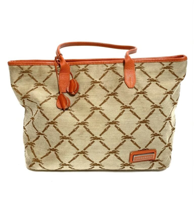 LONGCHAMP. Sac en toile beige à motif de brides et cavaliers. Anses en cuir fau…