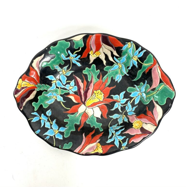 LONGWY - Boîte circulaire en faïence polychrome à décor floral - Diamètre : 14.…