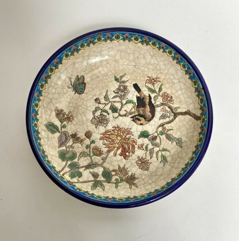 LONGWY - Coupe sur bâte à décor d'un oiseau dans des branchages fleuris émaillé…