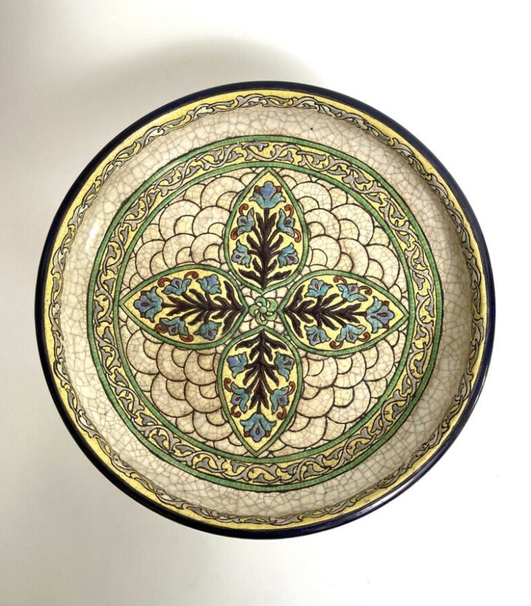 LONGWY. Coupe sur piédouche en faïence émaillée beige à craquelures à motif Flo…