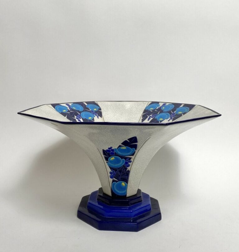 LONGWY. Grande coupe évasée sur piédouche à gradin en faïence émaillée de fleur…