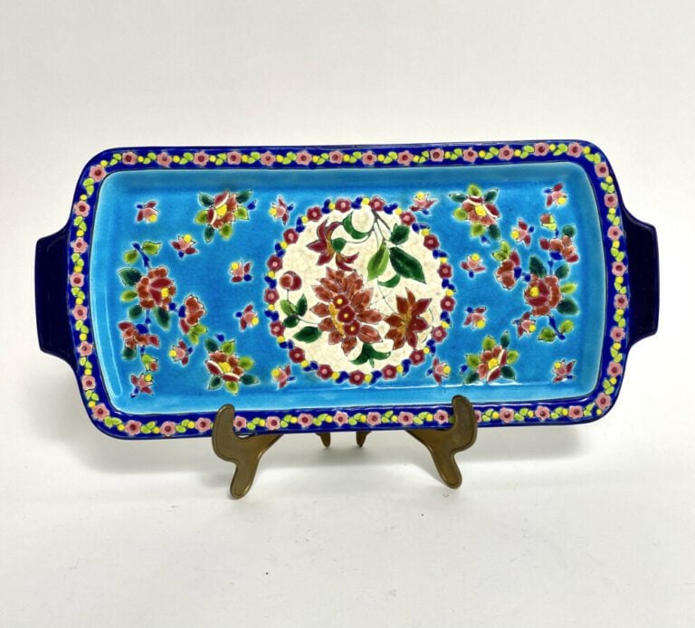 LONGWY - Plat à gâteau rectangulaire à dcéor polychrome émaillé de fleurs - 38…