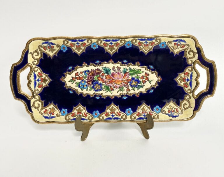 LONGWY - Plat à gâteau rectangulaire à deux anses en faïence émaillée à décor d…