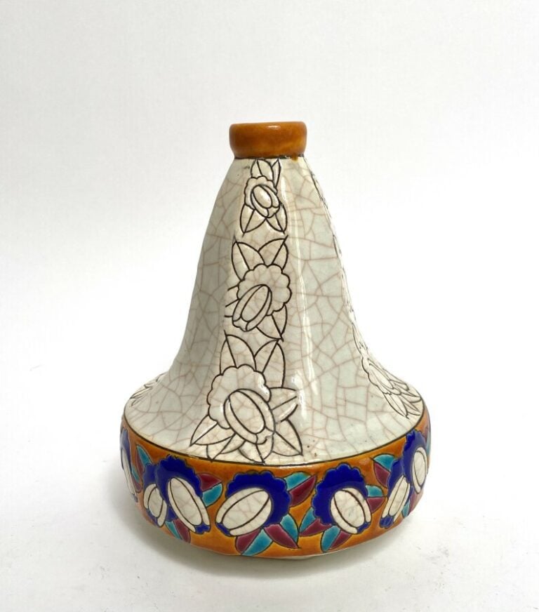 LONGWY - Vase piriforme à côtes en faïence beige craquelée à décor de bandeaux…