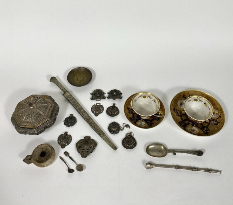 Lot comprenant : Deux grands vases en verre opalin à motifs dorés, udeux tasses…
