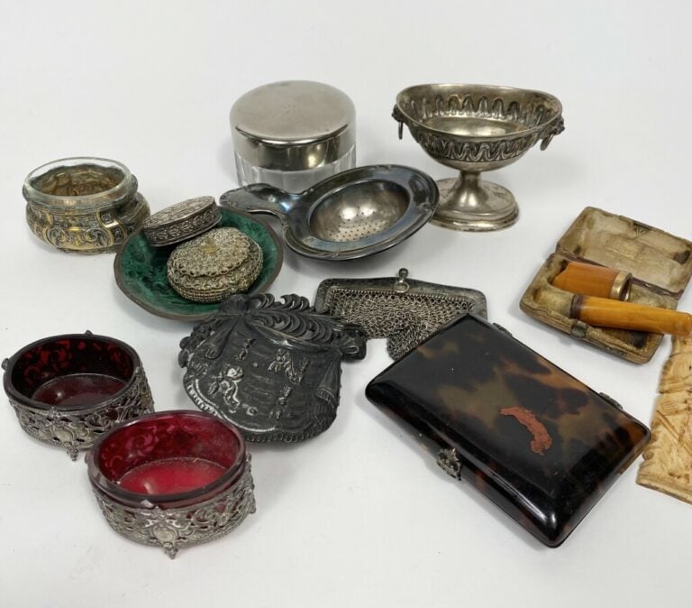 Lot comprenant : encrier en cristal, boîte verre, coupe navicelle mufles de lio…