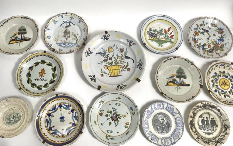 Lot d'assiettes en faïence diverses (accidents)