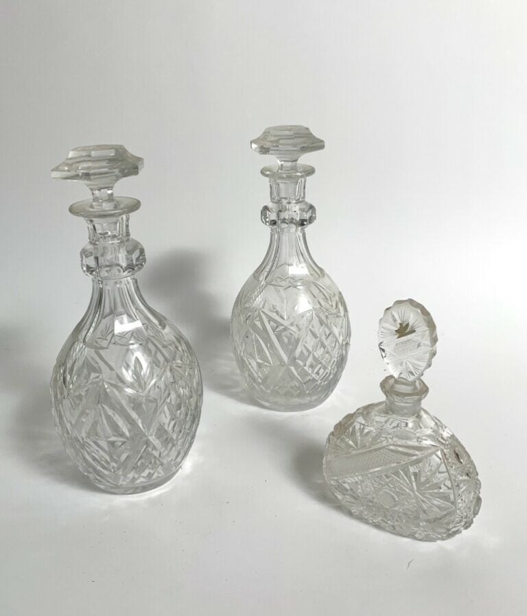 Lot de 2 carafes en cristal taillé et leur bouchon. Hauteur : 27 cm. On joint u…