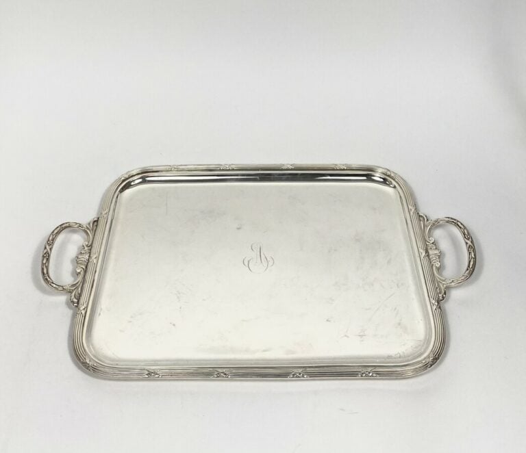 Lot de 3 plateaux à anses en métal argenté ( : rubans croisés (32 x 41.5 cm), p…
