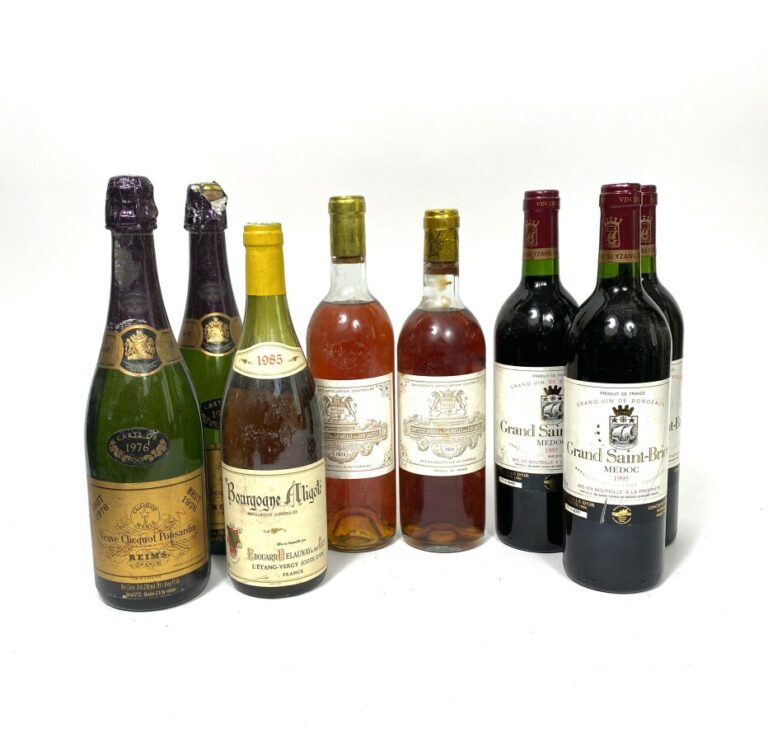Lot de 8 bouteilles de vin : - Sauternes : Château Filhot 1973 ( 1 bt), 1974 (1…