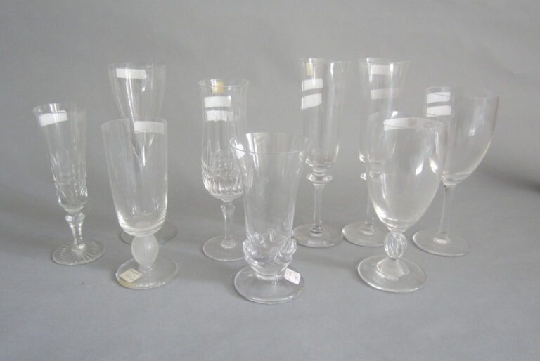 Lot de 9 verres en cristal dépareillés : Daum, Sèvres, Lalique....