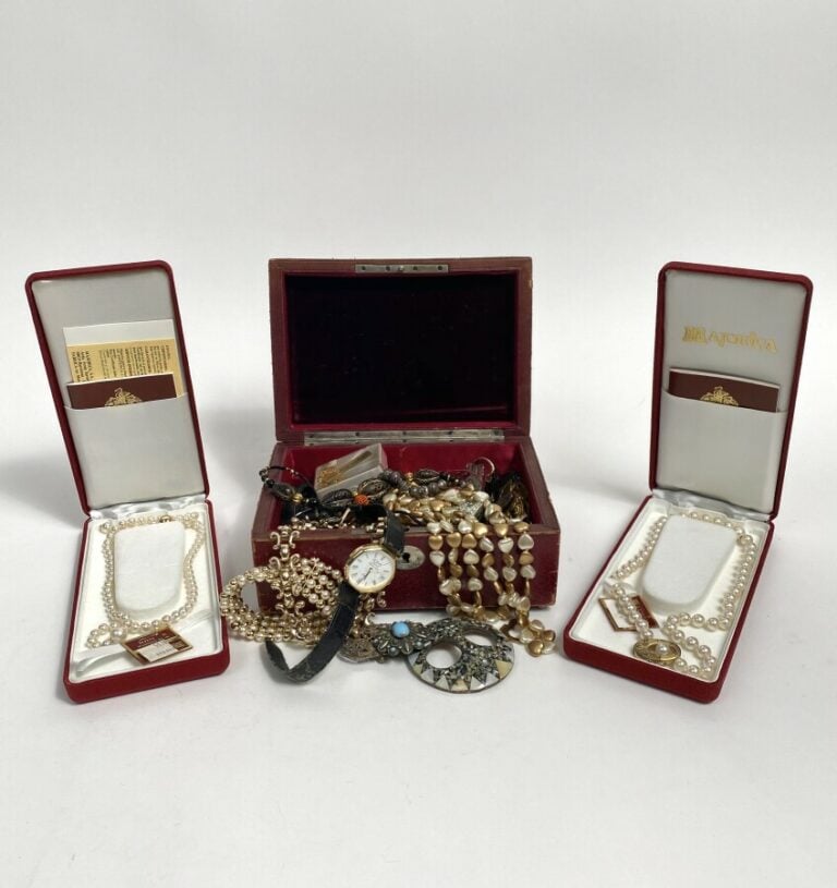 Lot de bijoux fantaisie divers