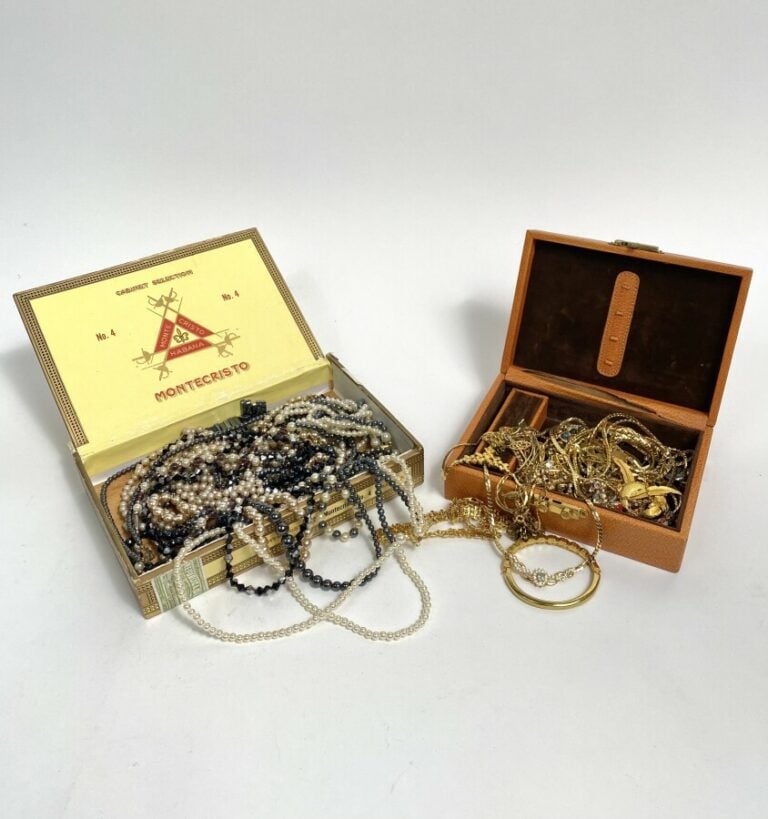 Lot de bijoux fantaisie divers