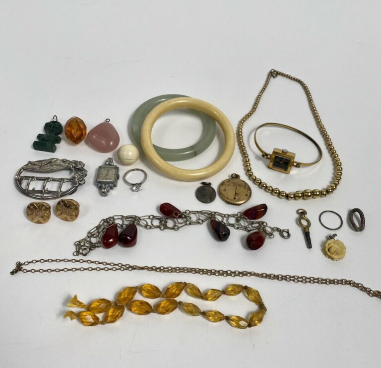 Lot de bijoux fantaisie, un bracelet en jade (fêle)