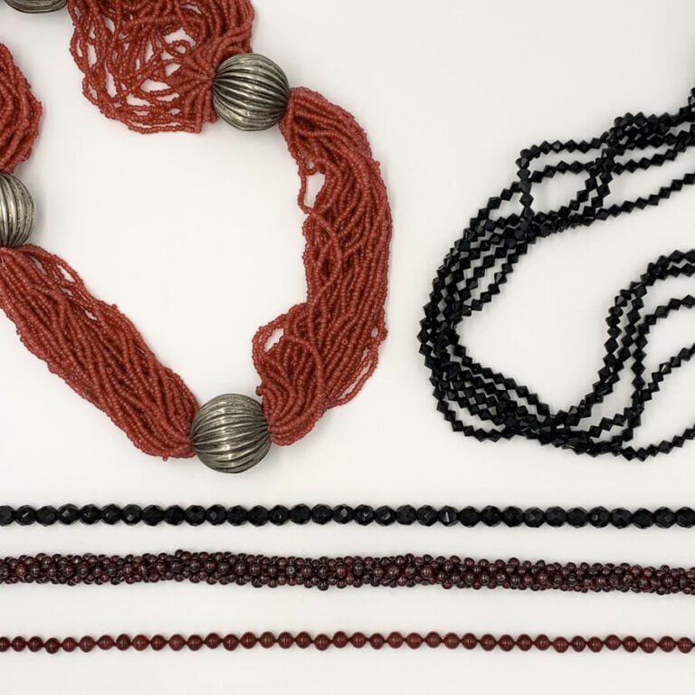 LOT de COLLIERS comprenant : - Deux composés respectivement de cinq et un rang…