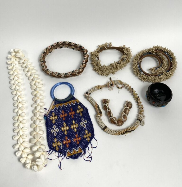 Lot de colliers et bracelets en coquillages tahitiens et petit sac perlé