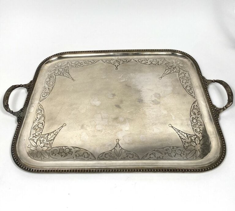 Lot de deux plateaux en métal argenté à anses, l'un à galerie ajourée, plateau…