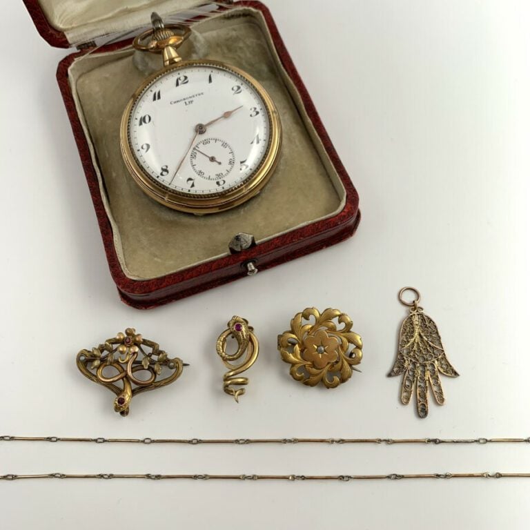 LOT en métal comprenant une MONTRE DE POCHE LIP, deux BROCHES « volutes », deux…